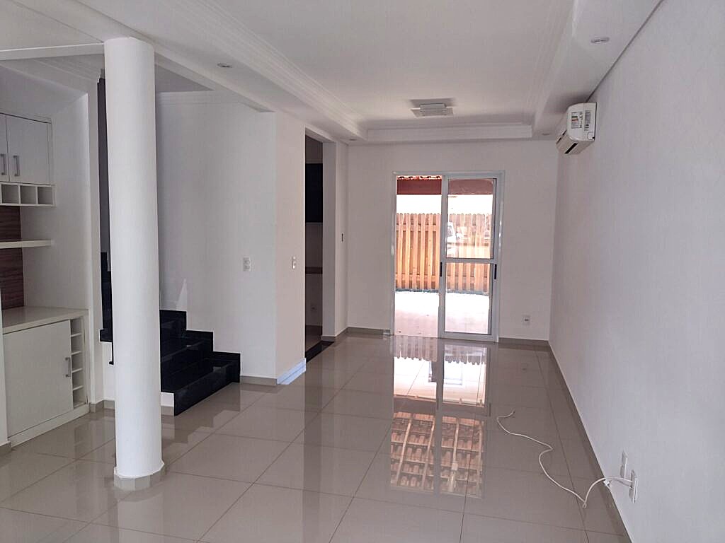 Aluga-se sobrado em condomínio fechado $ 3.200,00