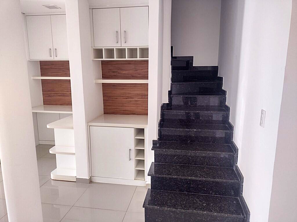 Aluga-se sobrado em condomínio fechado $ 3.200,00