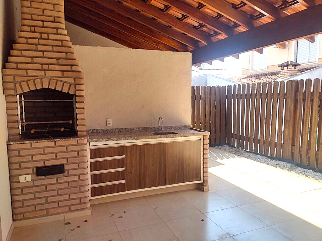 Aluga-se sobrado em condomínio fechado $ 3.200,00