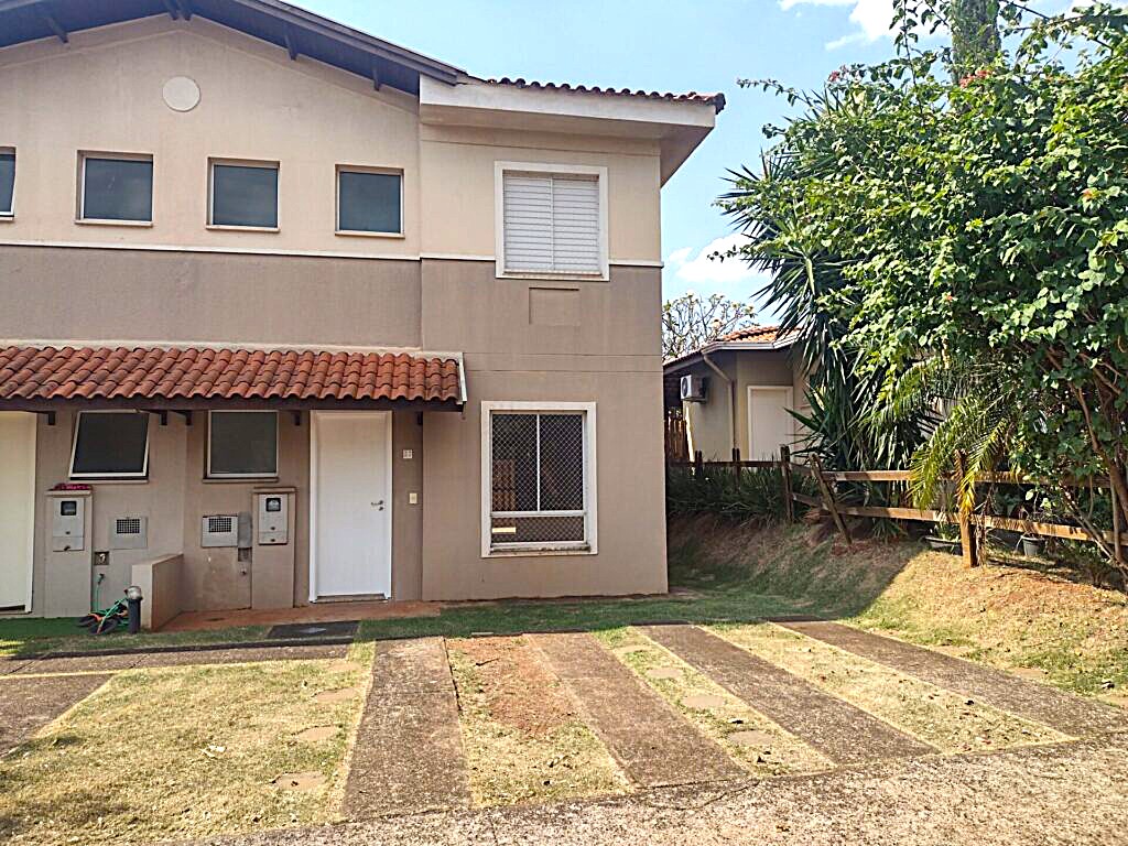 Aluga-se sobrado em condomínio fechado $ 3.200,00