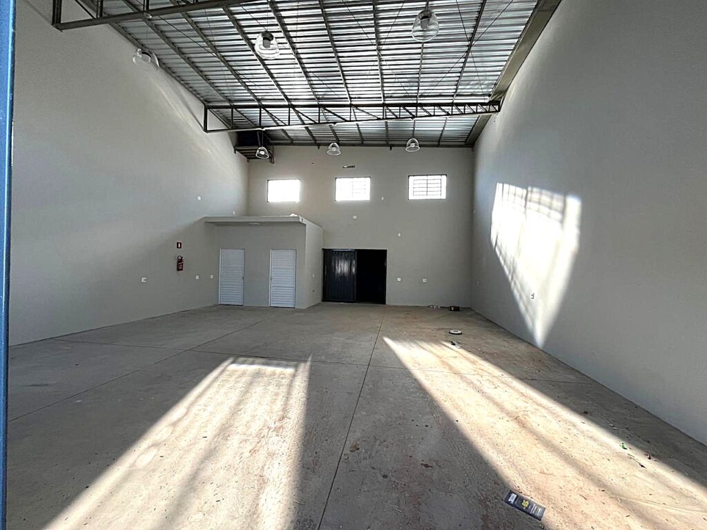 Aluga-se Salão novo em centro empresarial $ 3.800,00