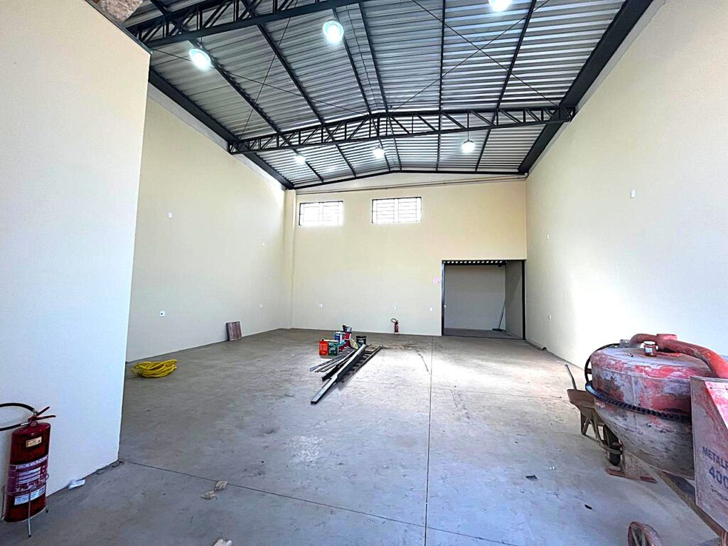 Vende-se ou Aluga-se salão novo próximo a rodovia BR 153 $ 700.000,00 ou $ 4.000,00 de locação