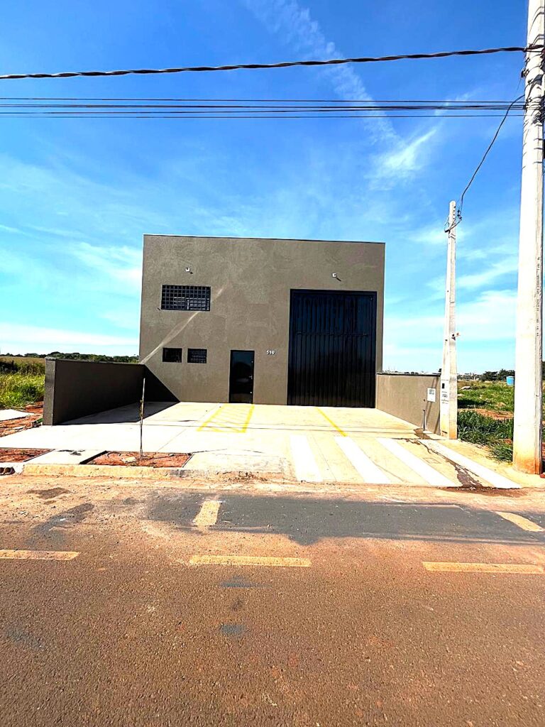 Vende-se ou Aluga-se salão novo próximo a rodovia BR 153 $ 700.000,00 ou $ 4.000,00 de locação