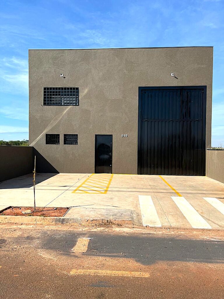 Vende-se ou Aluga-se salão novo próximo a rodovia BR 153 $ 700.000,00 ou $ 4.000,00 de locação