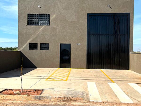 Vende-se ou Aluga-se salão novo próximo a rodovia BR 153 $ 700.000,00 ou $ 4.000,00 de locação