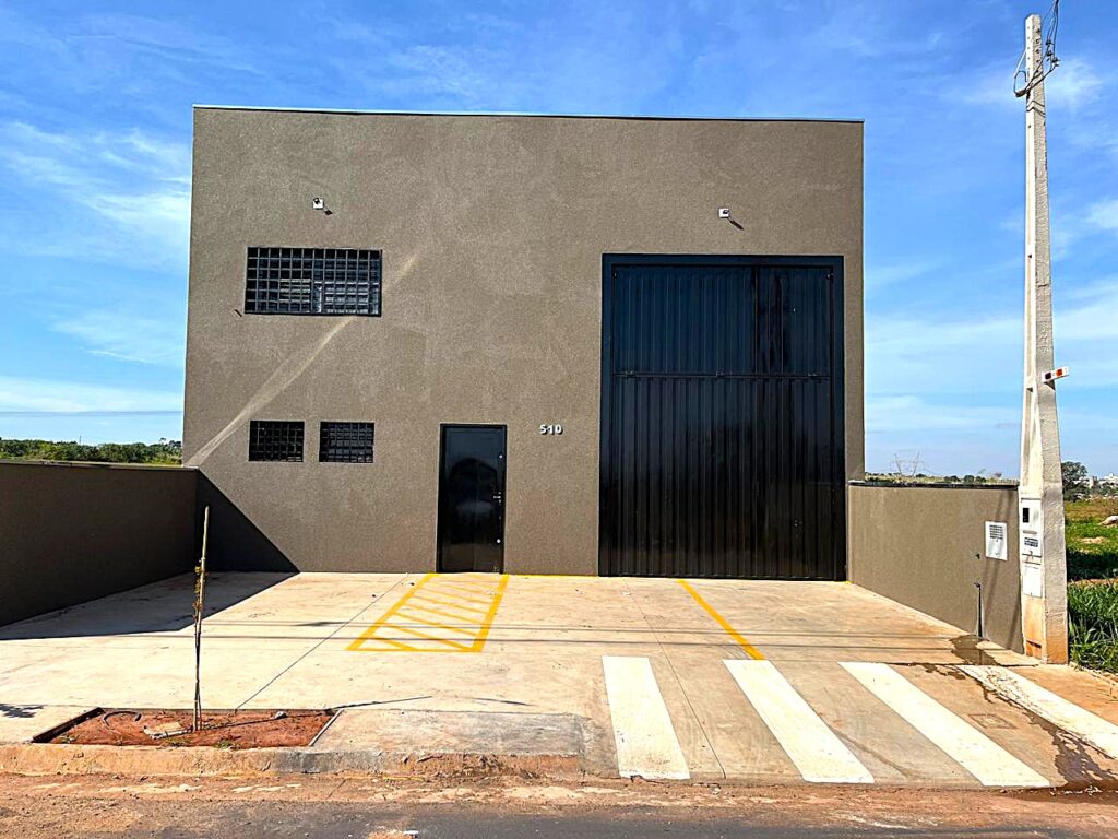 Vende-se ou Aluga-se salão novo próximo a rodovia BR 153 $ 700.000,00 ou $ 4.000,00 de locação