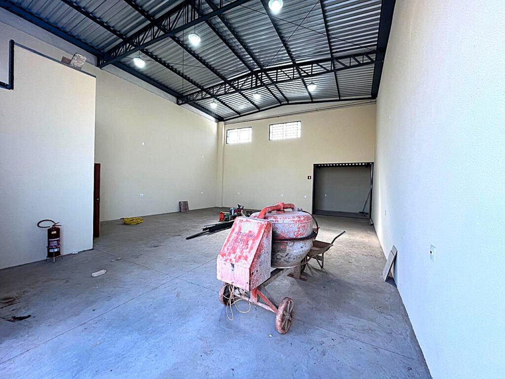 Vende-se ou Aluga-se salão novo próximo a rodovia BR 153 $ 700.000,00 ou $ 4.000,00 de locação