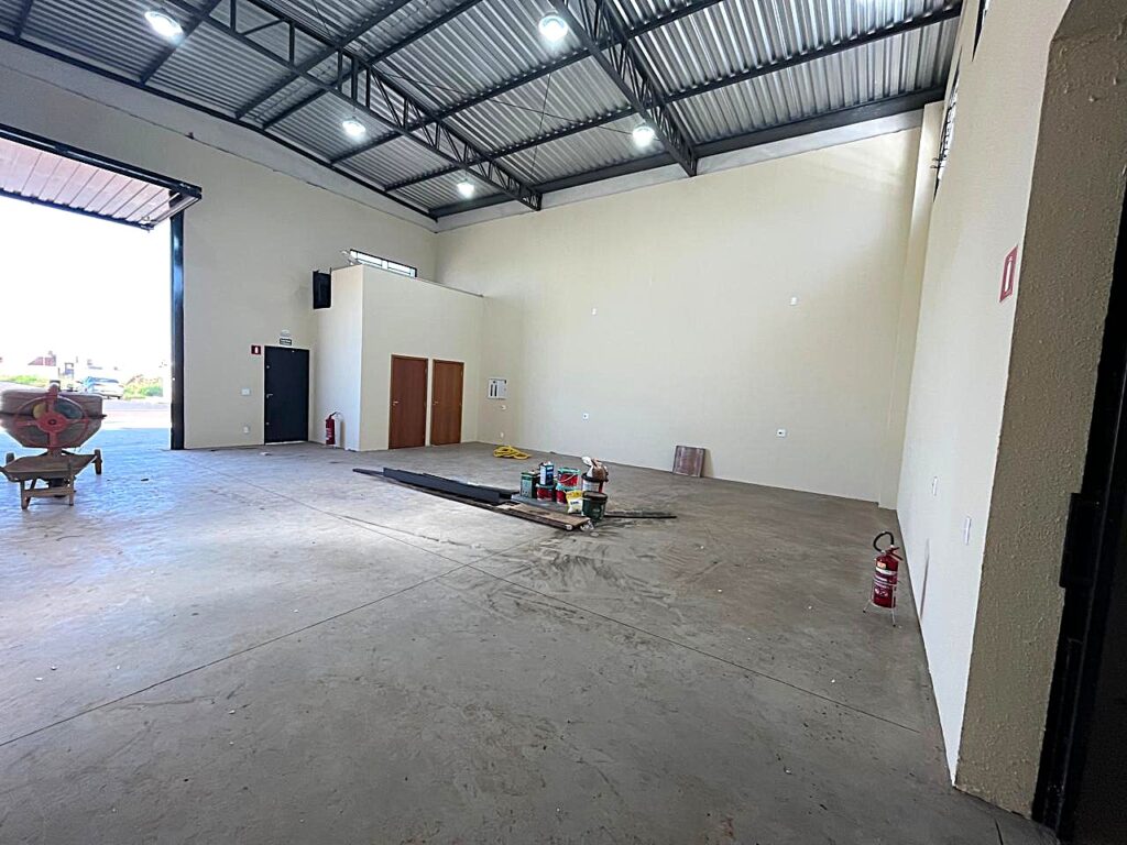 Vende-se ou Aluga-se salão novo próximo a rodovia BR 153 $ 700.000,00 ou $ 4.000,00 de locação