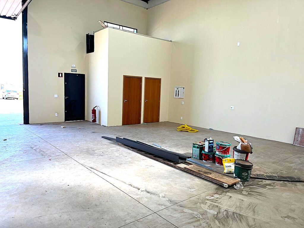 Vende-se ou Aluga-se salão novo próximo a rodovia BR 153 $ 700.000,00 ou $ 4.000,00 de locação