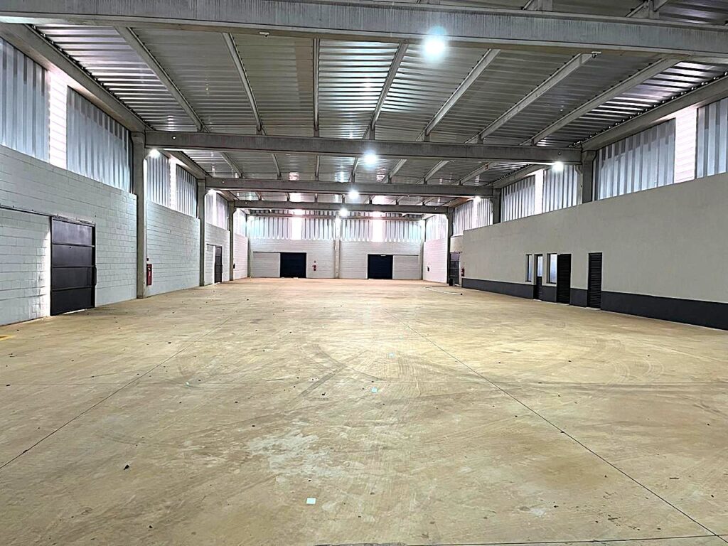 Aluga-se salão novo 1.500m² distrito Industrial $ 39.000,00