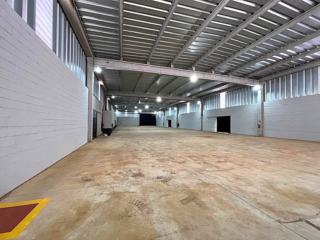 Aluga-se salão novo 1.500m² distrito Industrial $ 39.000,00