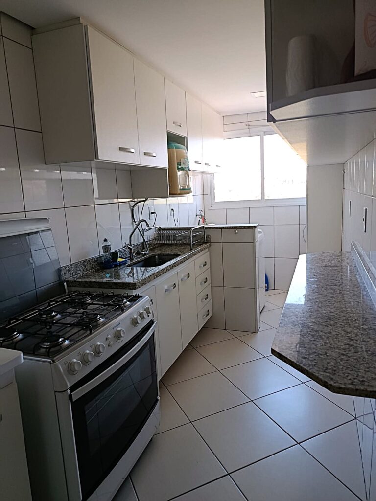 Vende-se apto no Vetorasso 3 dorm. c/ elevador e 2 garagens $ 300.000,00