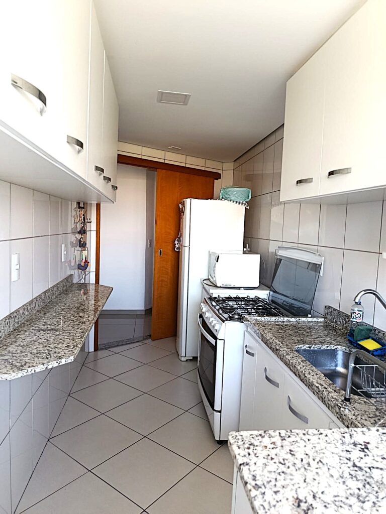 Vende-se apto no Vetorasso 3 dorm. c/ elevador e 2 garagens $ 300.000,00