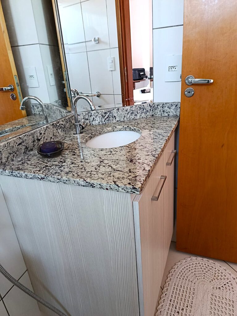 Vende-se apto no Vetorasso 3 dorm. c/ elevador e 2 garagens $ 300.000,00