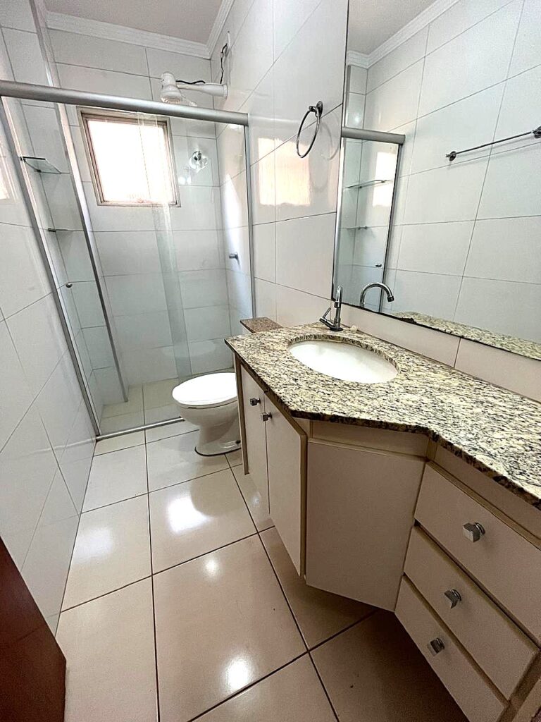 Vende-se apto 2 dormitórios c/ armários 2 garagens $ 210.000,00