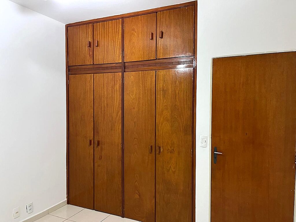 Vende-se apto 2 dormitórios c/ armários 2 garagens $ 210.000,00