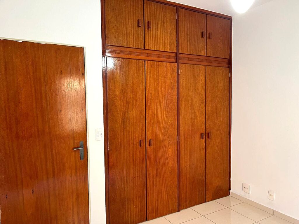Vende-se apto 2 dormitórios c/ armários 2 garagens $ 210.000,00