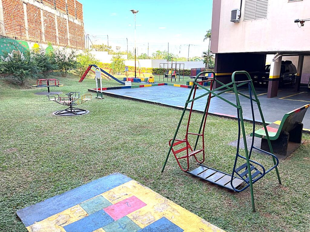 Vende-se apto 2 dormitórios c/ armários 2 garagens $ 210.000,00