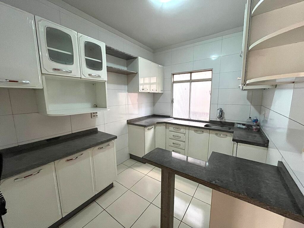 Vende-se apto 2 dormitórios c/ armários 2 garagens $ 210.000,00