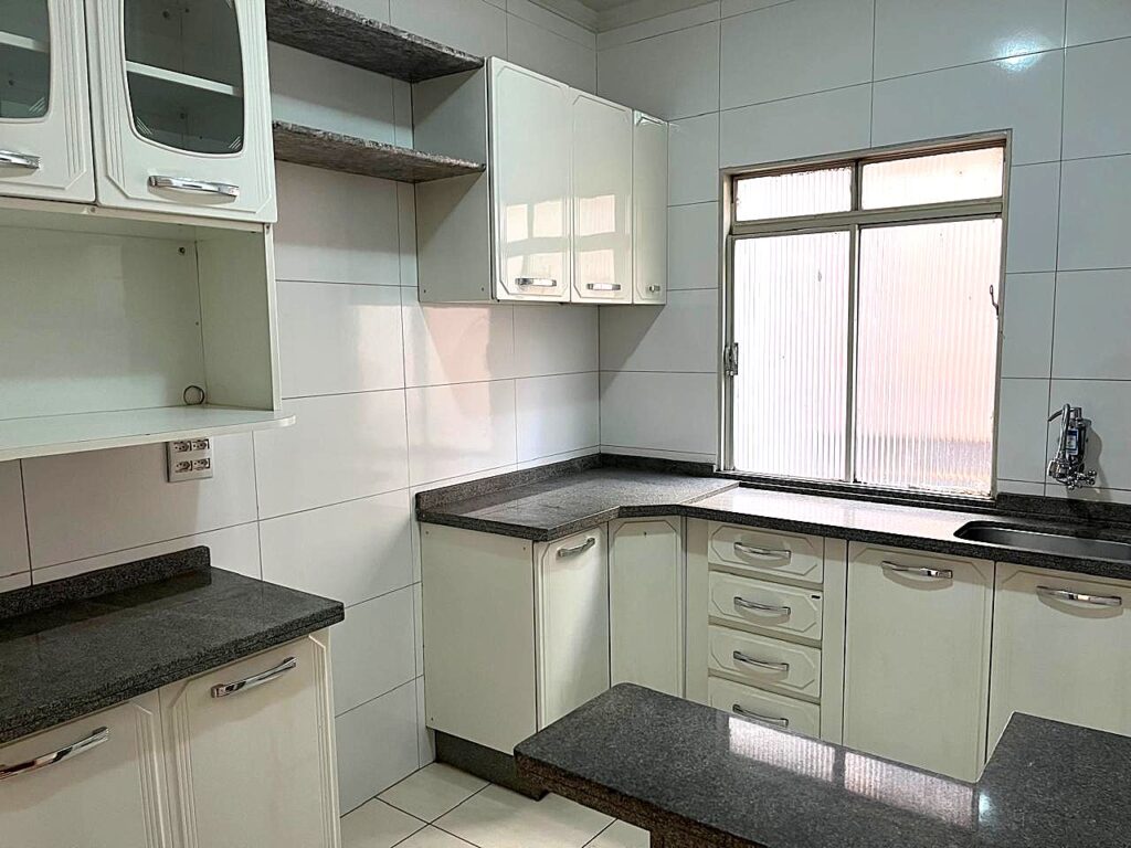 Vende-se apto 2 dormitórios c/ armários 2 garagens $ 210.000,00