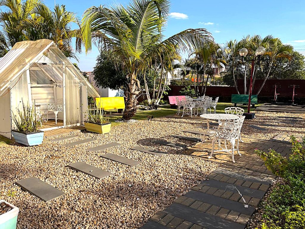 Vende-se apto 2 dormitórios c/ armários 2 garagens $ 210.000,00