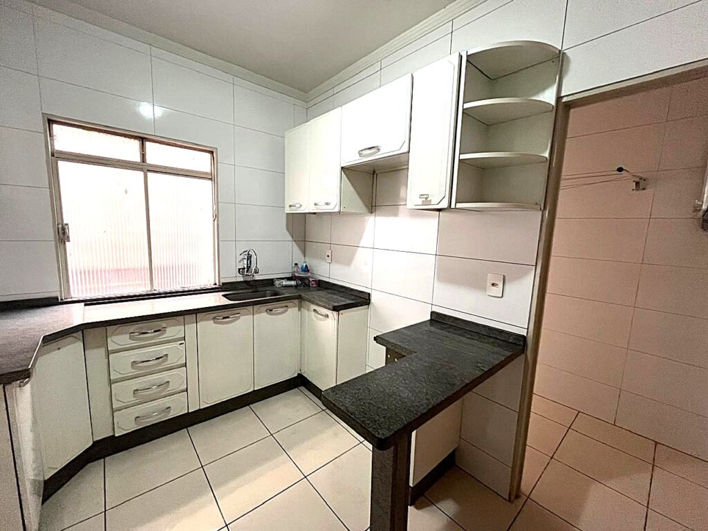 Vende-se apto 2 dormitórios c/ armários 2 garagens $ 210.000,00