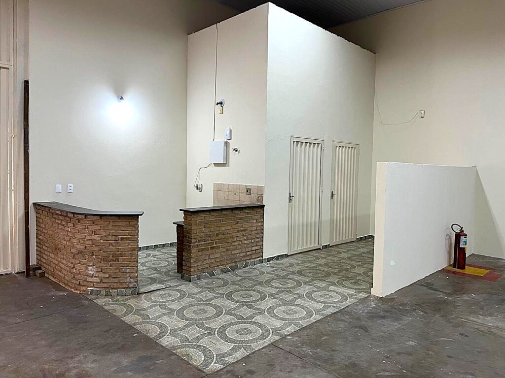 Aluga-se salão 400m² Av. Domingos Falavina $ 10.000,00