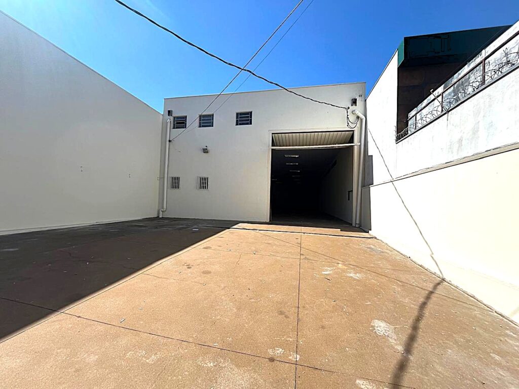 Aluga-se salão 400m² Av. Domingos Falavina $ 10.000,00