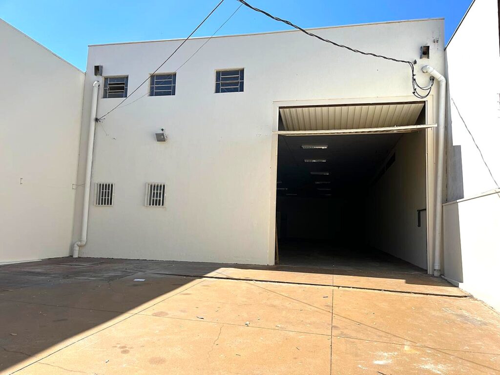 Aluga-se salão 400m² Av. Domingos Falavina $ 10.000,00