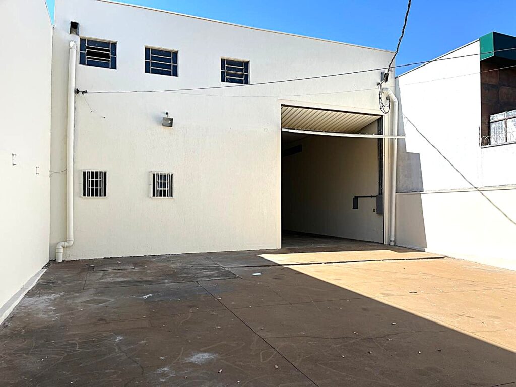 Aluga-se salão 400m² Av. Domingos Falavina $ 10.000,00