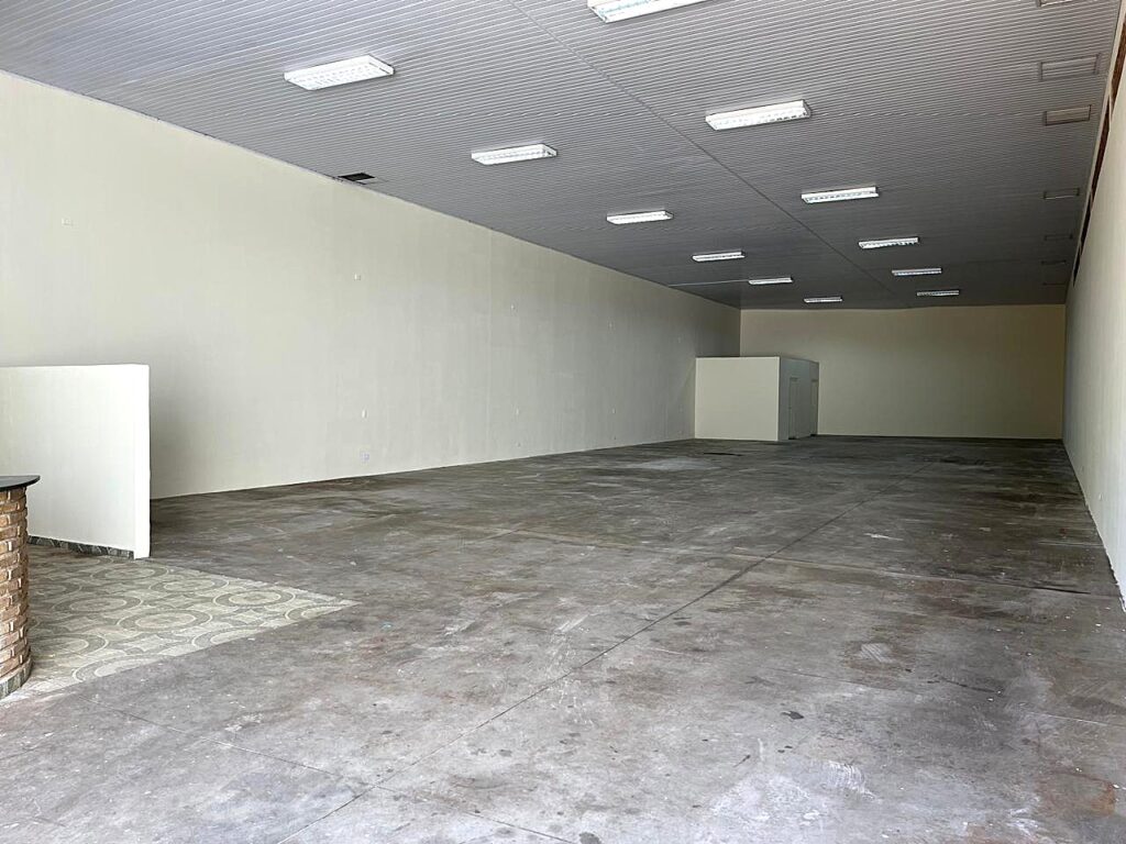 Aluga-se salão 400m² Av. Domingos Falavina $ 10.000,00