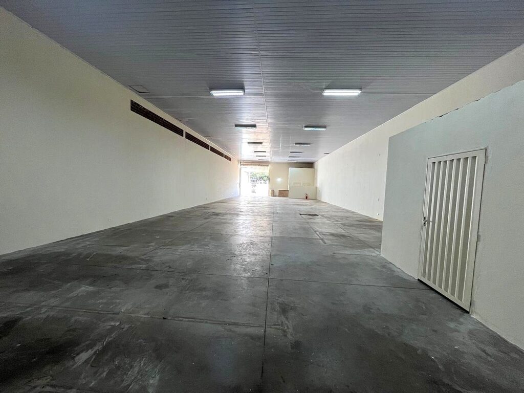 Aluga-se salão 400m² Av. Domingos Falavina $ 10.000,00