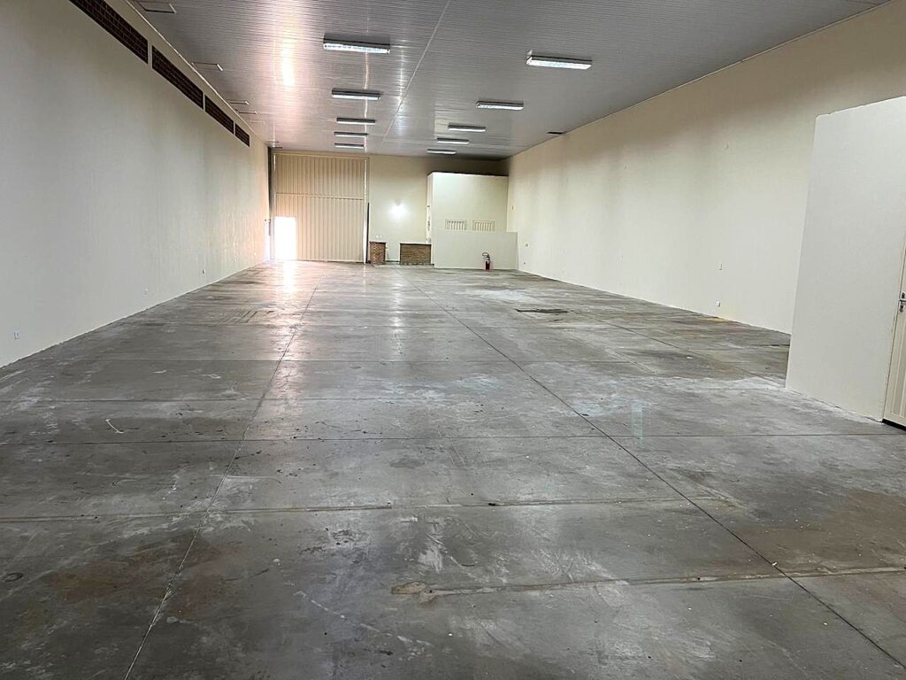 Aluga-se salão 400m² Av. Domingos Falavina $ 10.000,00
