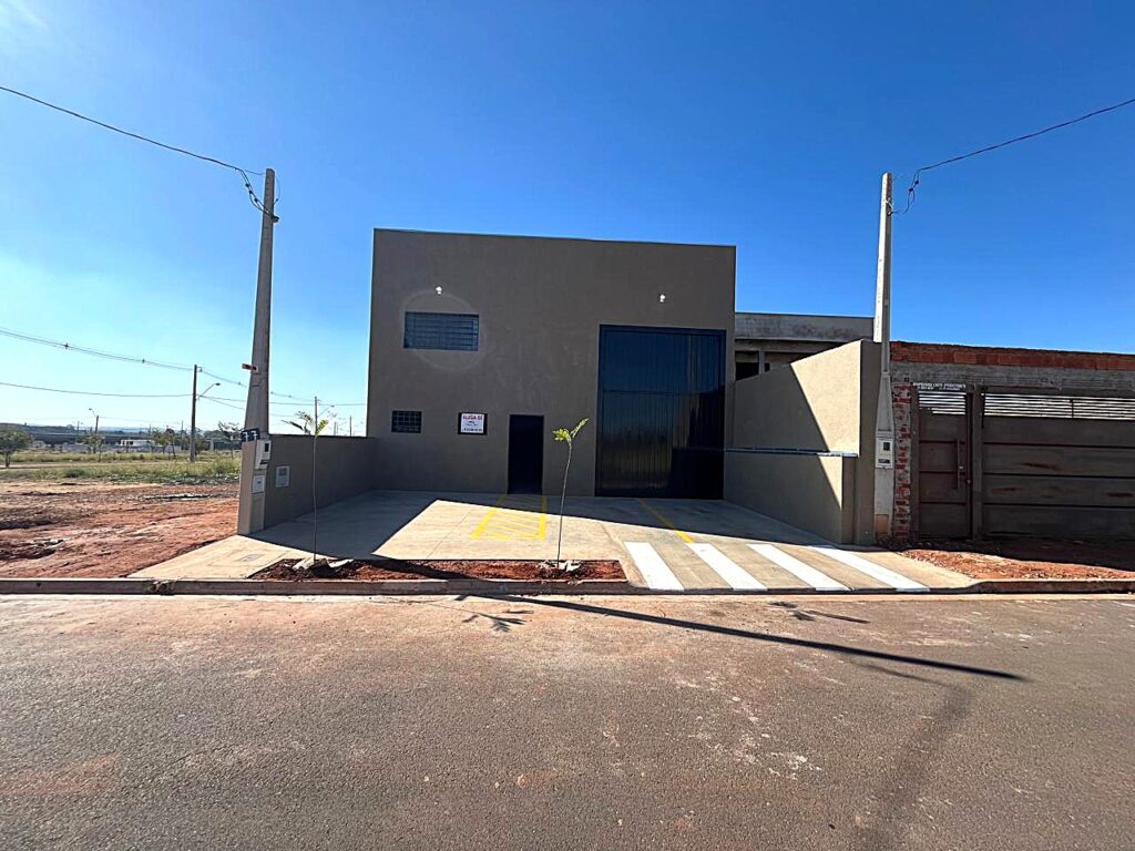 Aluga-se salão novo próximo a BR 153 $ 4.000,00