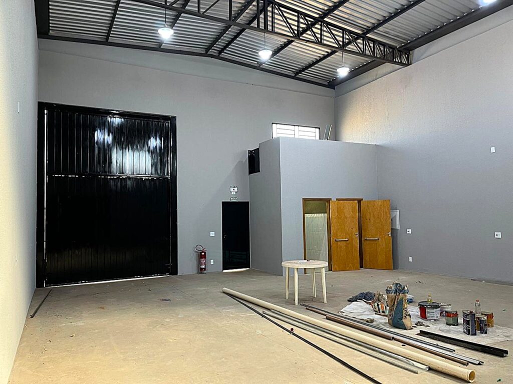 Aluga-se salão novo próximo a BR 153 $ 4.000,00