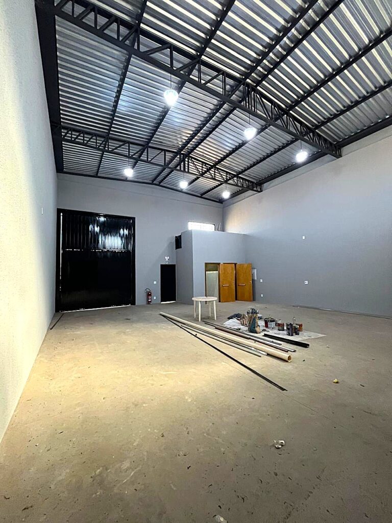 Aluga-se salão novo próximo a BR 153 $ 4.000,00