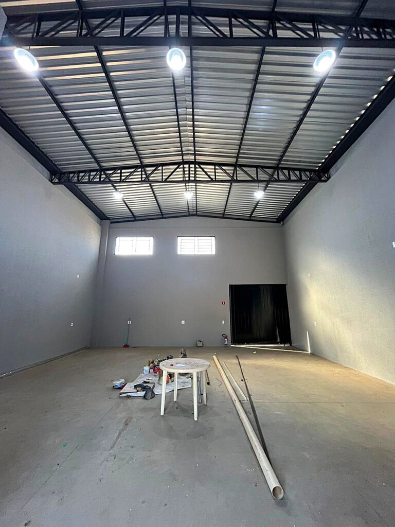 Aluga-se salão novo próximo a BR 153 $ 4.000,00