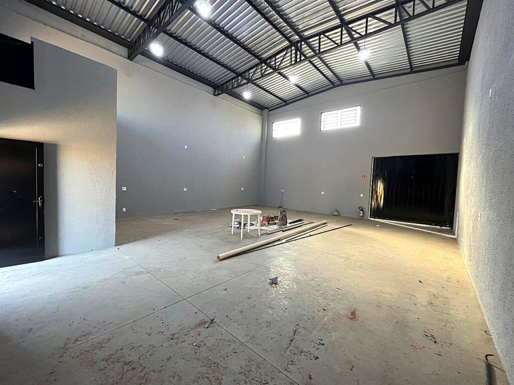 Aluga-se salão novo próximo a BR 153 $ 4.000,00