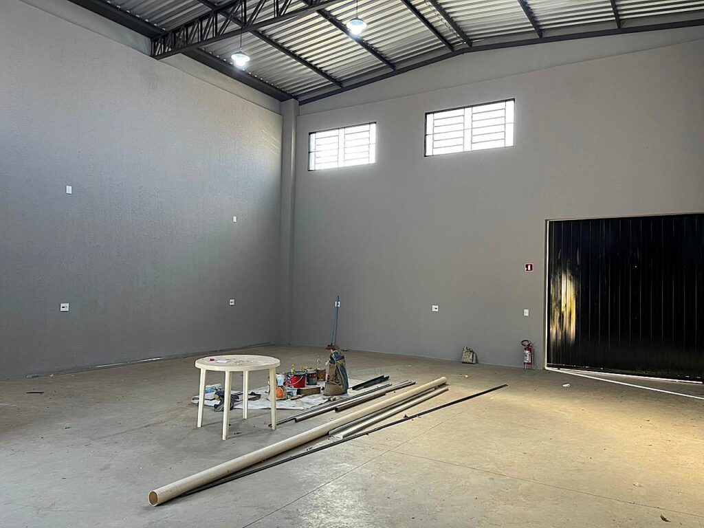 Aluga-se salão novo próximo a BR 153 $ 4.000,00