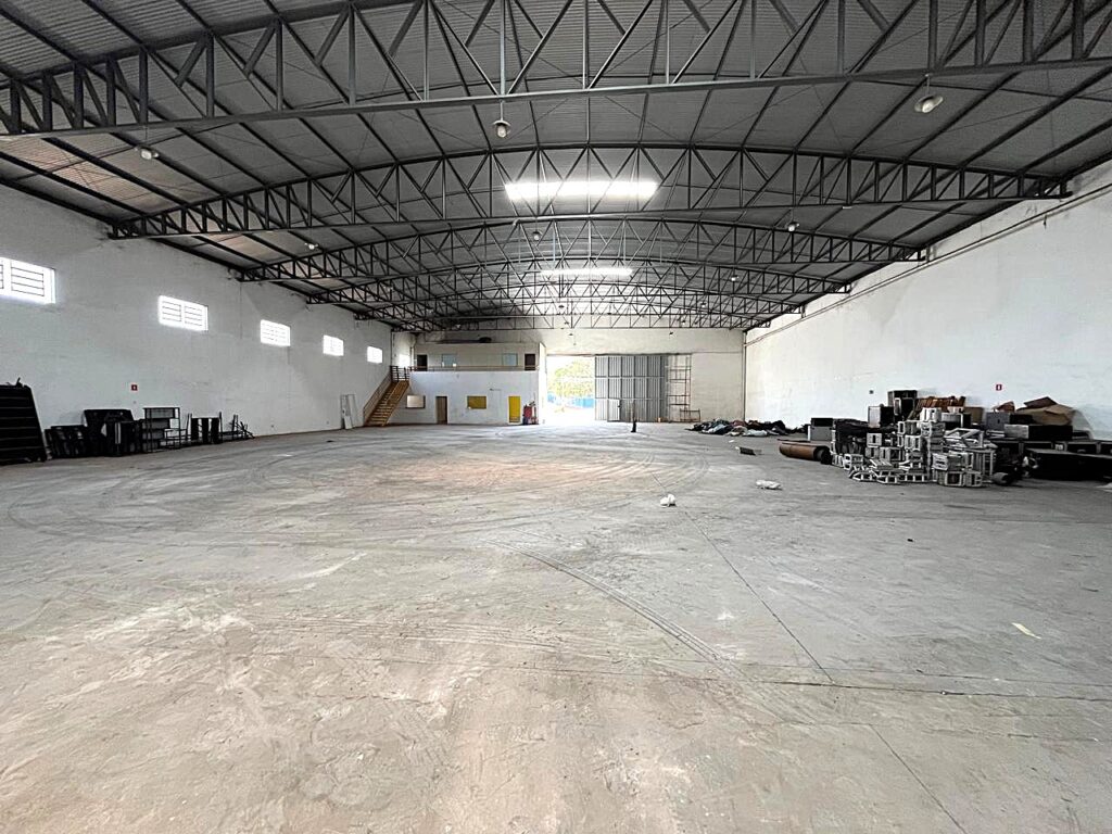 Aluga-se salão 1.150m² útil $ 18.000,00