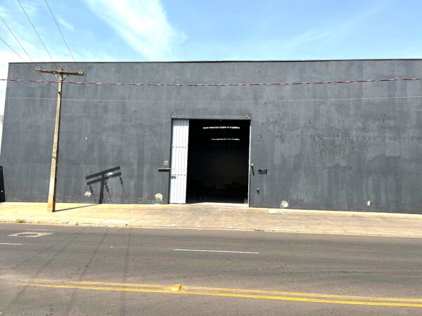 Aluga-se salão 1.150m² útil $ 18.000,00