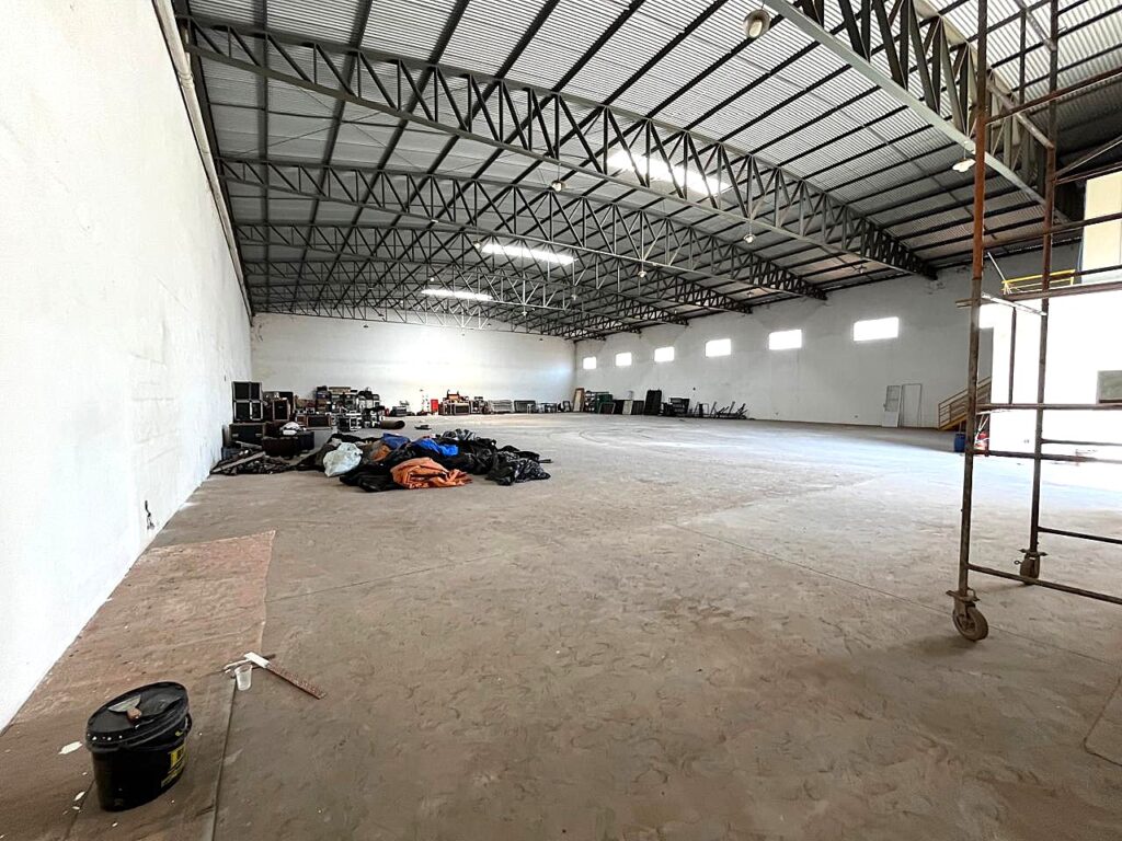 Aluga-se salão 1.150m² útil $ 18.000,00