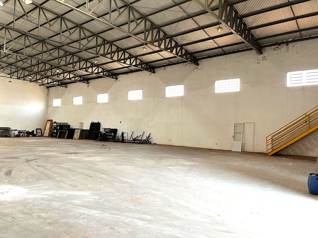 Aluga-se salão 1.150m² útil $ 18.000,00