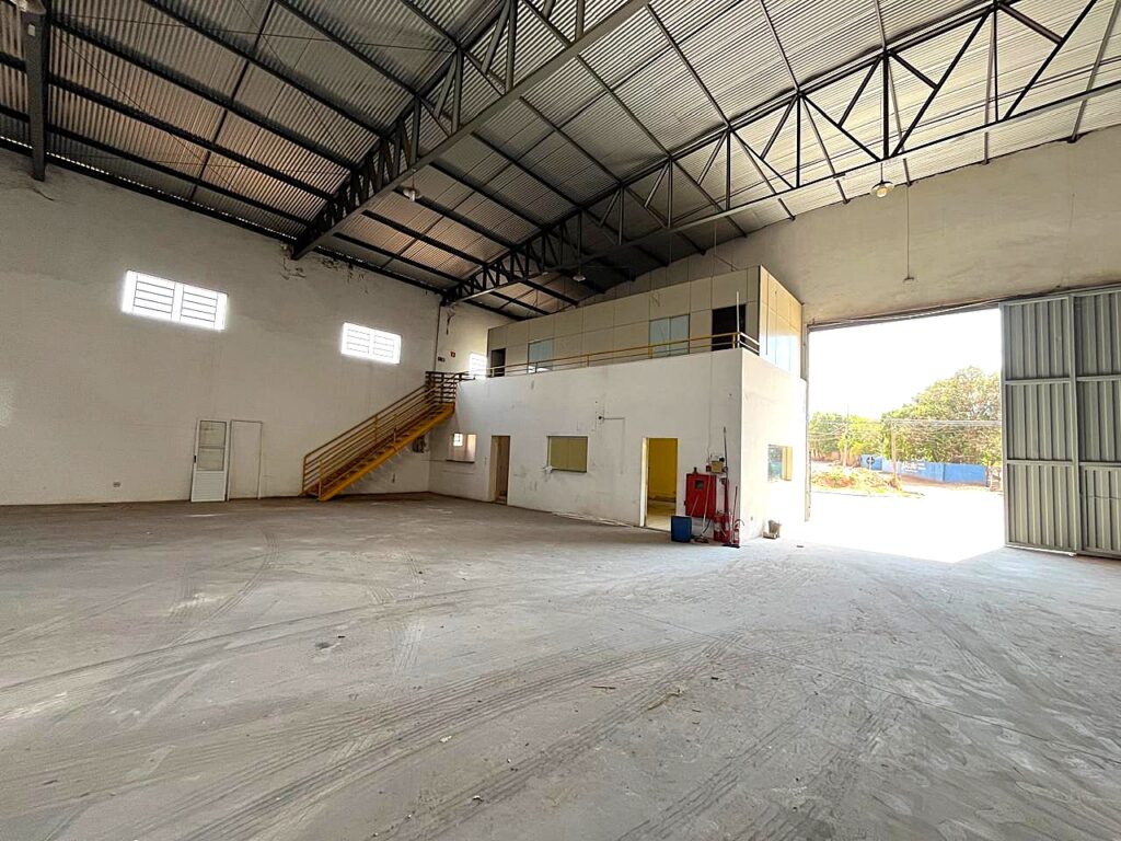 Aluga-se salão 1.150m² útil $ 18.000,00