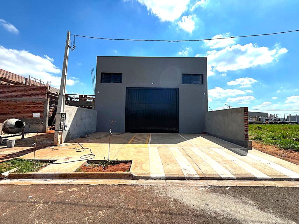 Aluga-se salão novo 158m² útil Próximo a BR153 $ 3.200,00