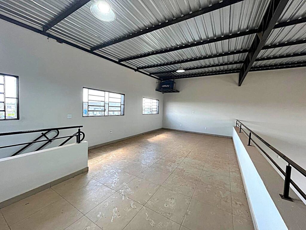 Aluga-se salão novo 158m² útil Próximo a BR153 $ 3.200,00