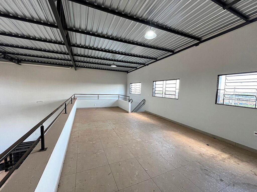 Aluga-se salão novo 158m² útil Próximo a BR153 $ 3.200,00