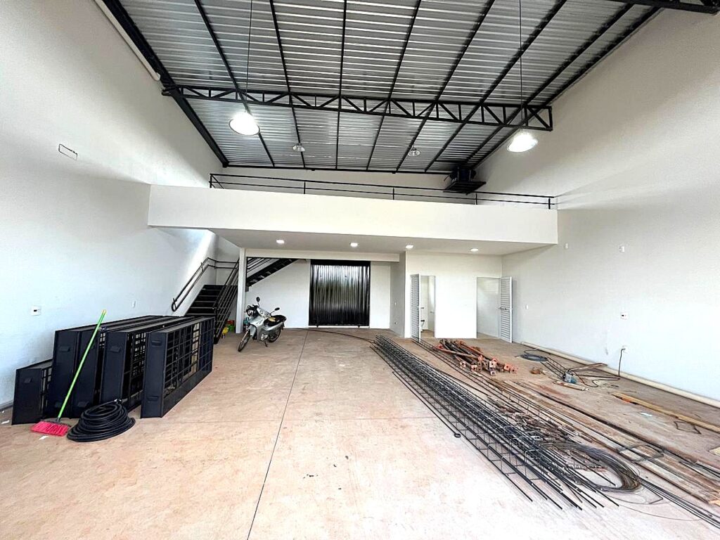 Aluga-se salão novo 158m² útil Próximo a BR153 $ 3.200,00
