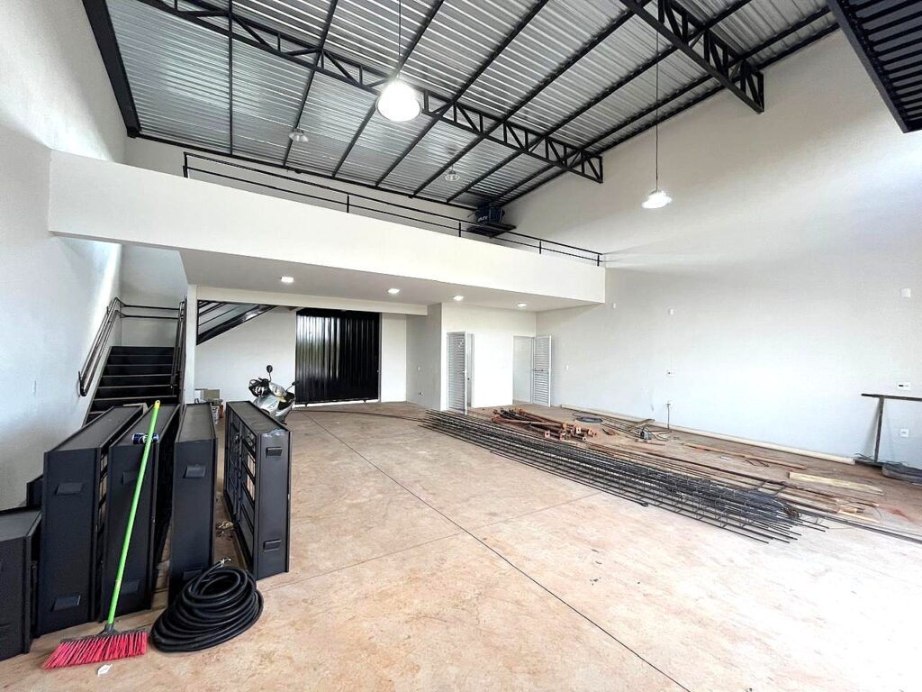 Aluga-se salão novo 158m² útil Próximo a BR153 $ 3.200,00