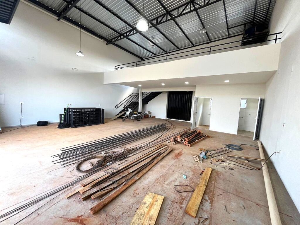 Aluga-se salão novo 158m² útil Próximo a BR153 $ 3.200,00